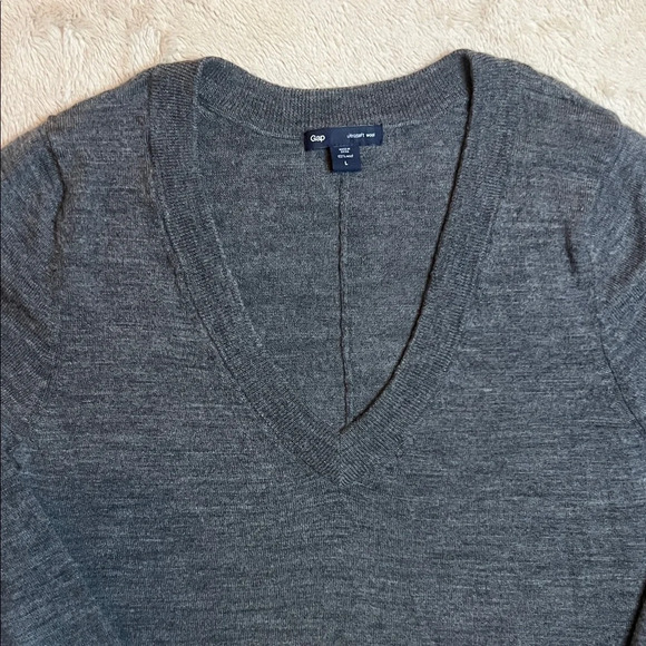 GAP 100% Wool Women’s Grey V-Neck Sweater sz L - Picture 3 of 11